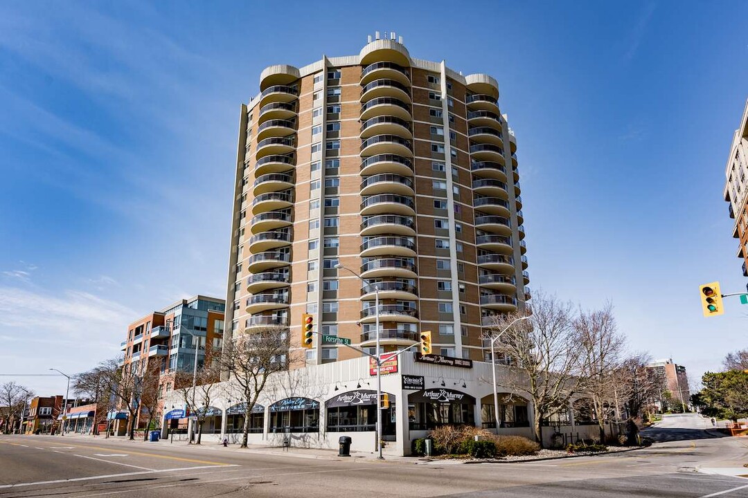 John Street Apartments in Oakville, ON - Building Photo