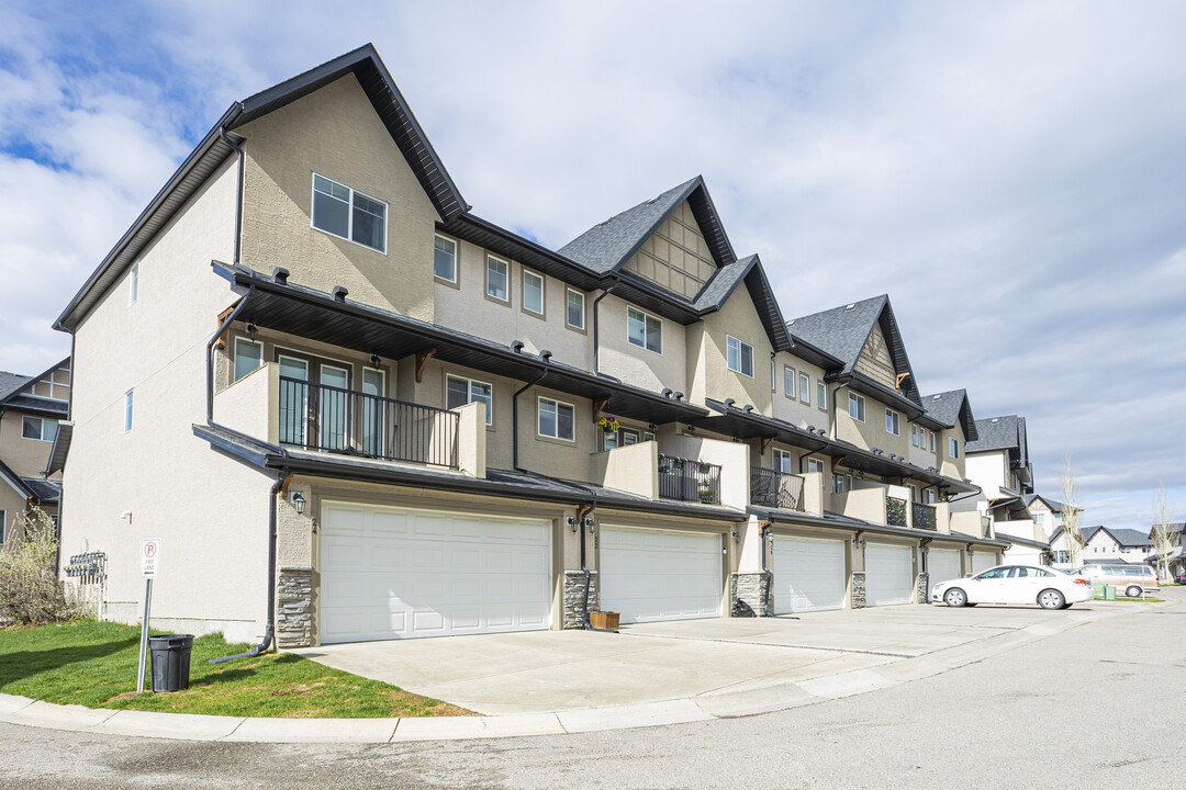 Cimarron Vista Gardens in Okotoks, AB - Building Photo