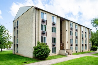 THE QUADS APARTMENTS in Carbondale, IL - Foto de edificio - Building Photo