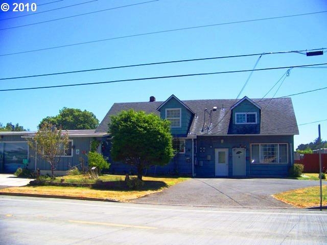 420 11th St SE in Bandon, OR - Foto de edificio