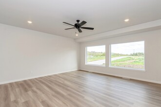 1005 Switchgrass Ln in Ely, IA - Foto de edificio - Building Photo