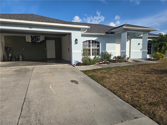 301 SW 14th Pl in Cape Coral, FL - Building Photo - Building Photo