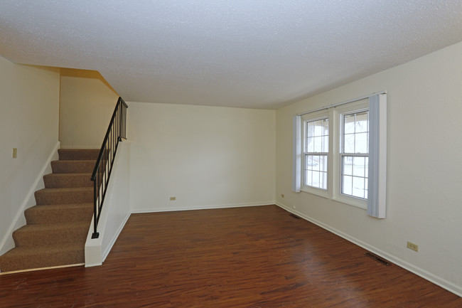 Squire Village Apartments in Elgin, IL - Building Photo - Interior Photo