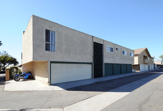 8181 San Angelo Dr in Huntington Beach, CA - Building Photo - Building Photo