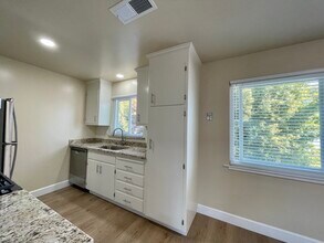 786 Elm St in San Carlos, CA - Building Photo - Building Photo