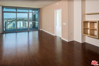 13650 Marina Pointe Dr in Marina Del Rey, CA - Building Photo - Building Photo