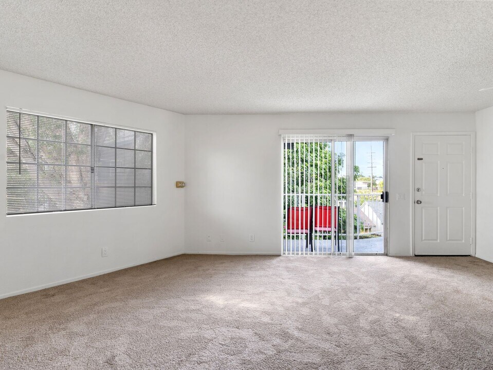 1075 Loma Ave-Unit -201 in Long Beach, CA - Building Photo