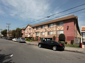 London Arms -14100-14030 CHADRON AVE in Hawthorne, CA - Building Photo - Building Photo