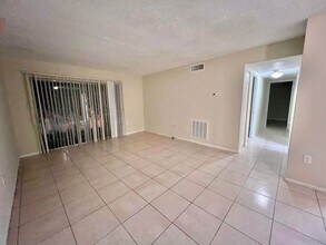 415 Executive Center Dr in West Palm Beach, FL - Building Photo - Building Photo