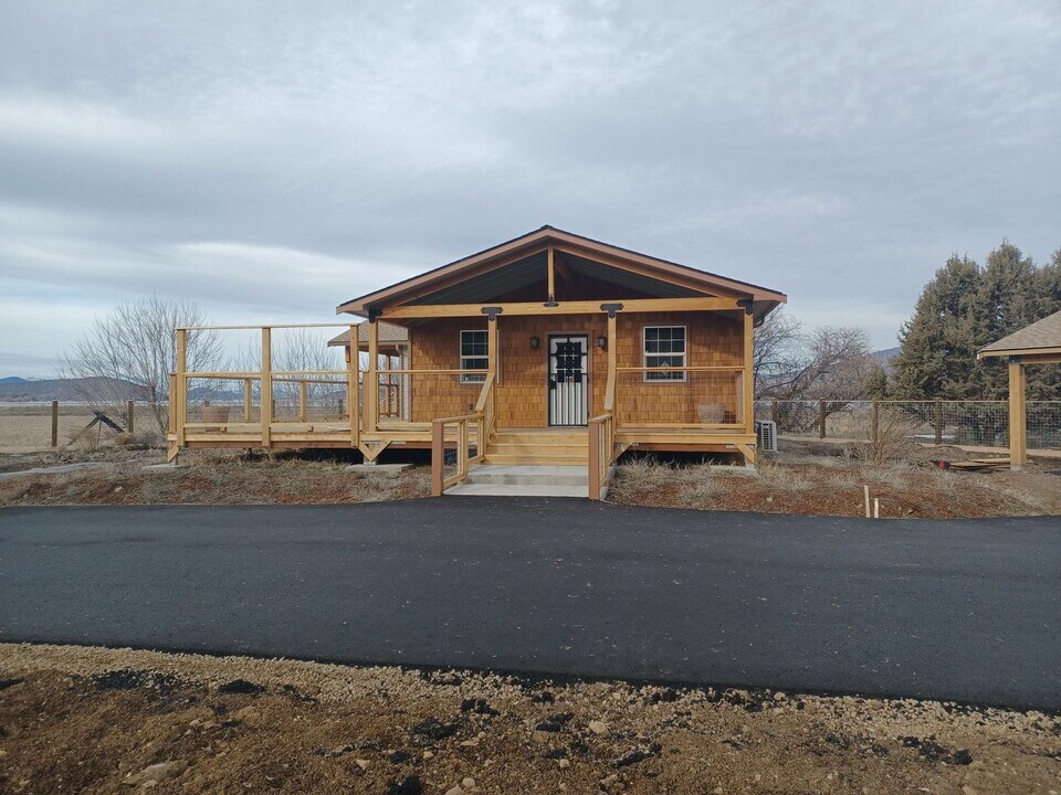 766 Lakeshore Dr in Klamath Falls, OR - Building Photo