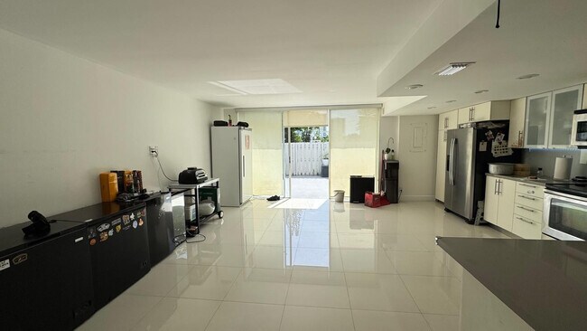 916 NE 27th Ave in Hallandale Beach, FL - Building Photo - Building Photo