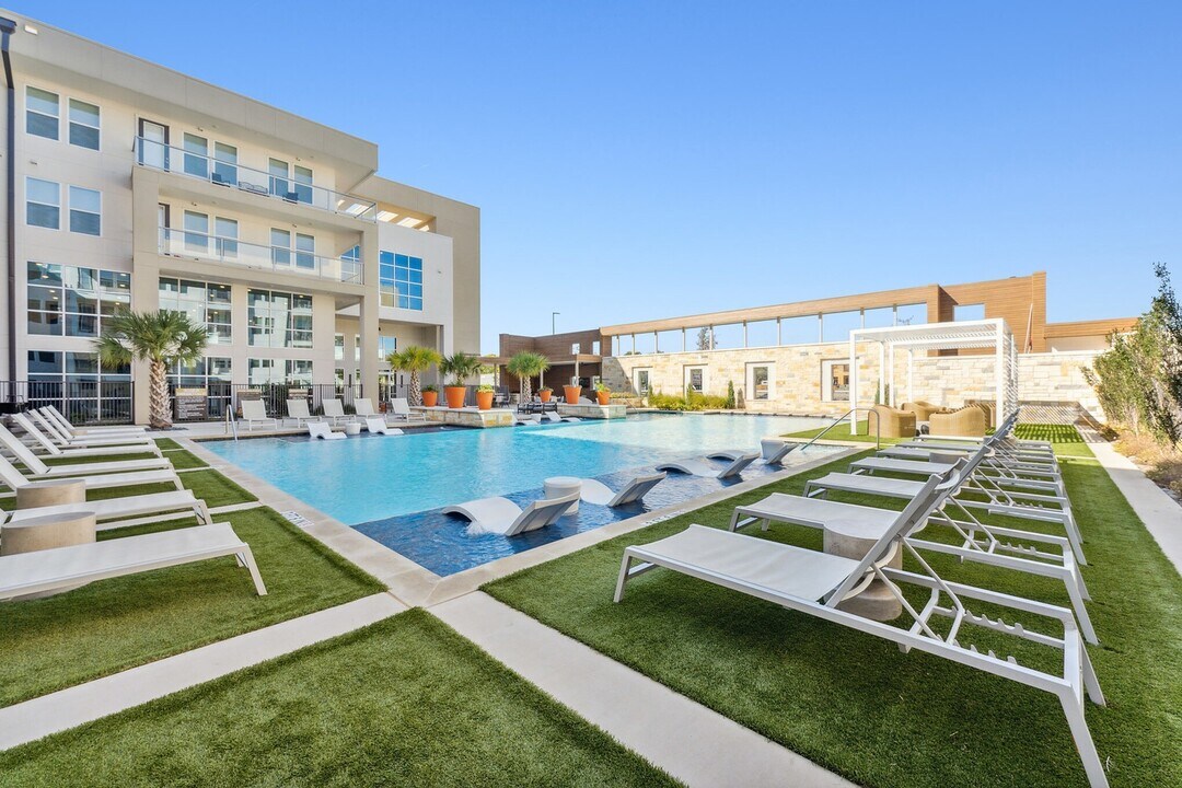 Latitude in Plano, TX - Building Photo