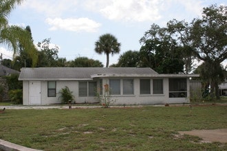 780-784 S McCall Rd in Englewood, FL - Foto de edificio - Building Photo