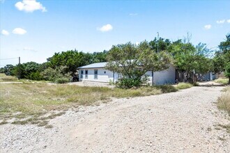 560 Private Rd 1515 in Bandera, TX - Foto de edificio - Building Photo