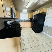 5569 Sonnier Ln in Groves, TX - Building Photo - Building Photo
