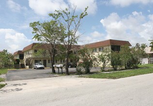 932 W Kalmia Dr in Lake Park, FL - Building Photo - Building Photo