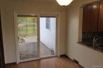 8344 Ellis Rd in Village of Clarkston, MI - Foto de edificio - Building Photo