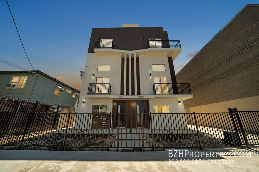 11348 Hatteras St-Unit -11348 in Los Angeles, CA - Building Photo