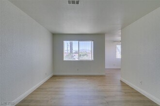 1860 N Decatur Blvd, Unit 202 in Las Vegas, NV - Building Photo - Building Photo
