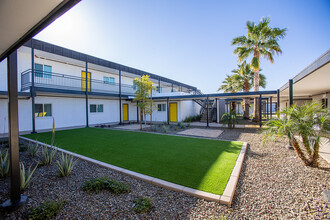 Playton Place in Phoenix, AZ - Building Photo - Building Photo