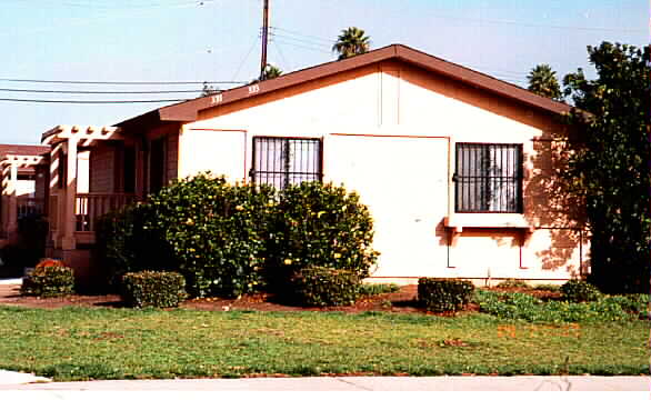 331-333 Pleasant Valley Rd in Oxnard, CA - Building Photo - Building Photo