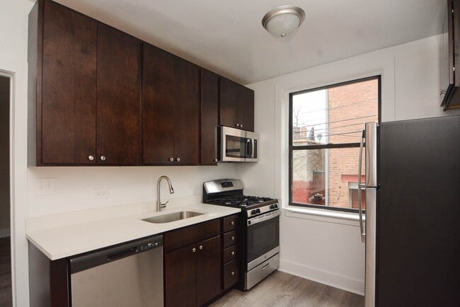 2334.5 N Spaulding Ave in Chicago, IL - Foto de edificio - Building Photo