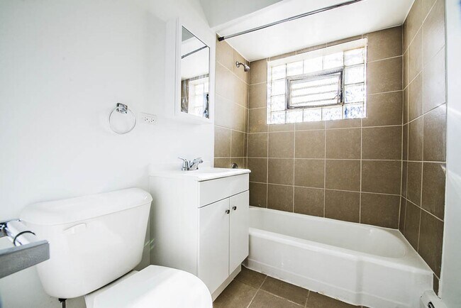 7925 S Phillips Chicago, IL 60617 in Chicago, IL - Building Photo - Building Photo