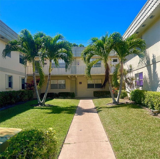 690 Saxony Way in Delray Beach, FL - Building Photo - Building Photo