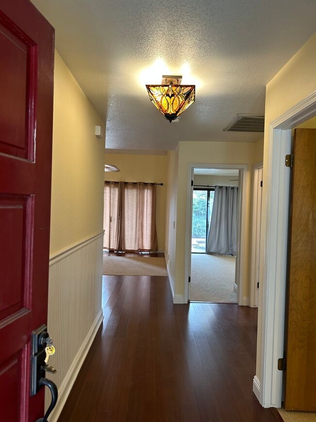 1216 W Whispering Pnes Ct in Visalia, CA - Building Photo - Building Photo