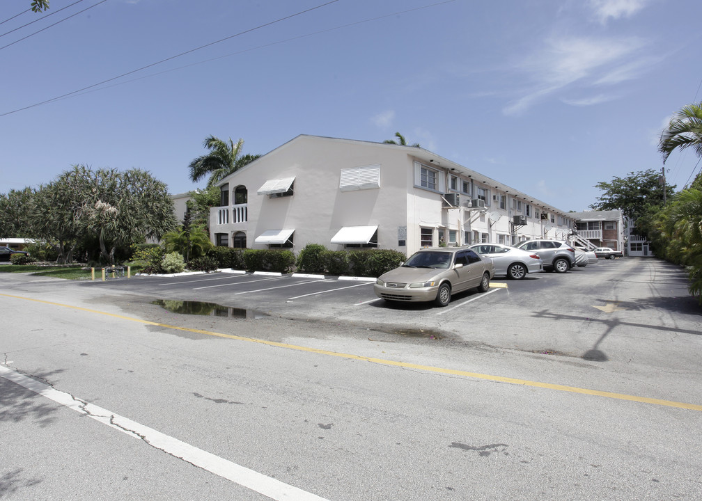 El Dorado Country Club Apartments in Hallandale, FL - Building Photo