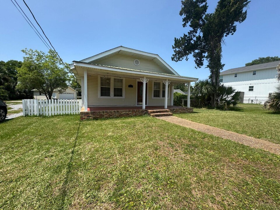320 W Zarragossa St in Pensacola, FL - Building Photo