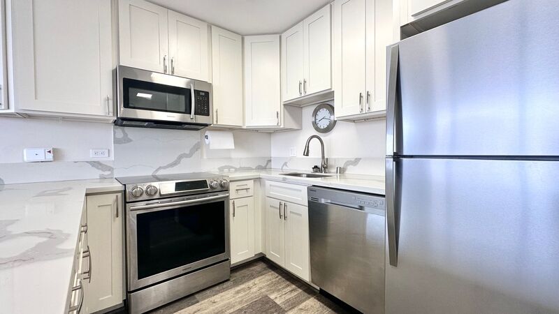 411 Hobron Ln in Honolulu, HI - Building Photo