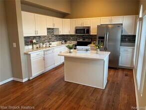 924 Sandalwood Dr in Troy, MI - Building Photo - Building Photo