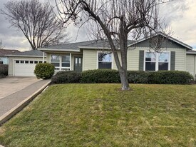 3897 Arrowhead Dr in Medford, OR - Building Photo