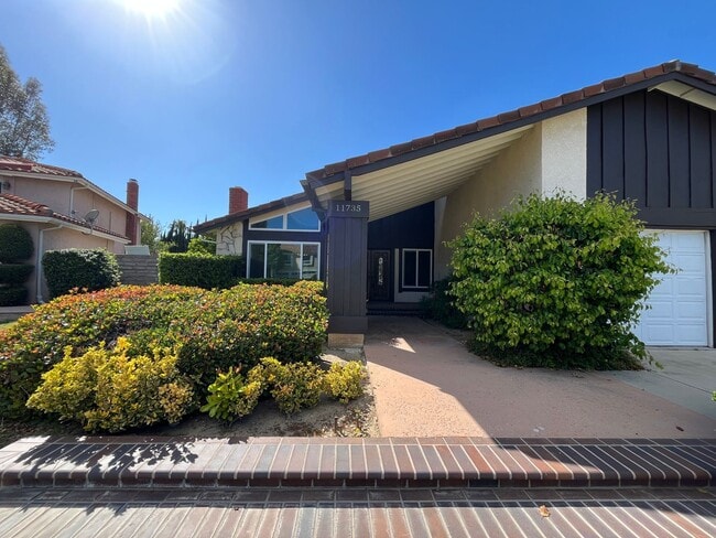 11735 La Tierra Ct in Los Angeles, CA - Building Photo - Building Photo