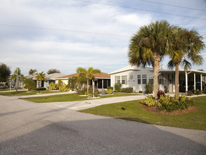 Vizcaya Lakes in Port Charlotte, FL - Foto de edificio - Building Photo