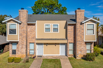 Kingsford Court in Arlington, TX - Building Photo - Building Photo