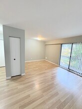 6570-6570 Burlington Ave in Burnaby, BC - Building Photo - Building Photo