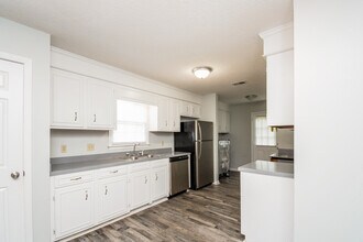 241 Braewick Rd in Columbia, SC - Foto de edificio - Building Photo