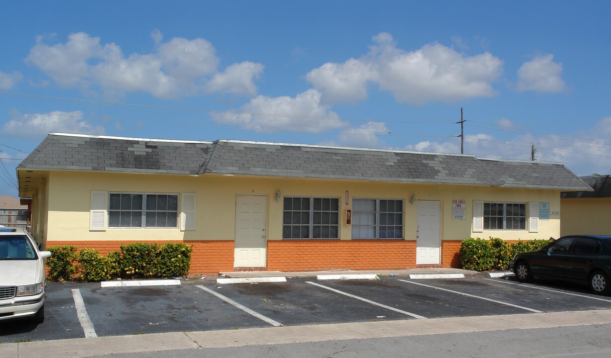 4200 NW 31st Ter in Lauderdale Lakes, FL - Foto de edificio