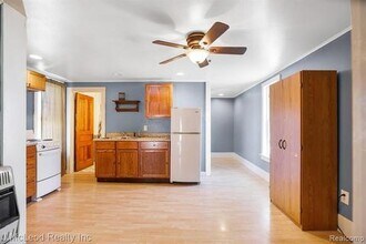 4689 Center St, Unit 1/2 in Millington, MI - Foto de edificio - Building Photo