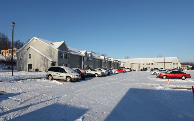 Village Place Apartments in Victor, NY - Foto de edificio - Building Photo