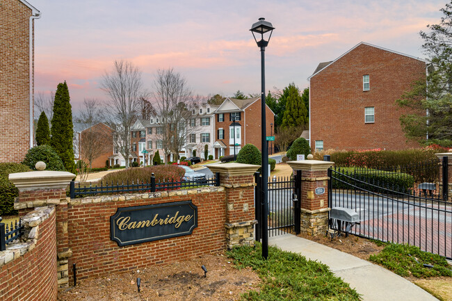 634 Pember Pt in Atlanta, GA - Foto de edificio - Building Photo