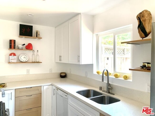 11138 Aqua Vista St in Los Angeles, CA - Building Photo - Building Photo