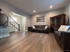 21 Hillside Pl in Norwalk, CT - Building Photo - Building Photo