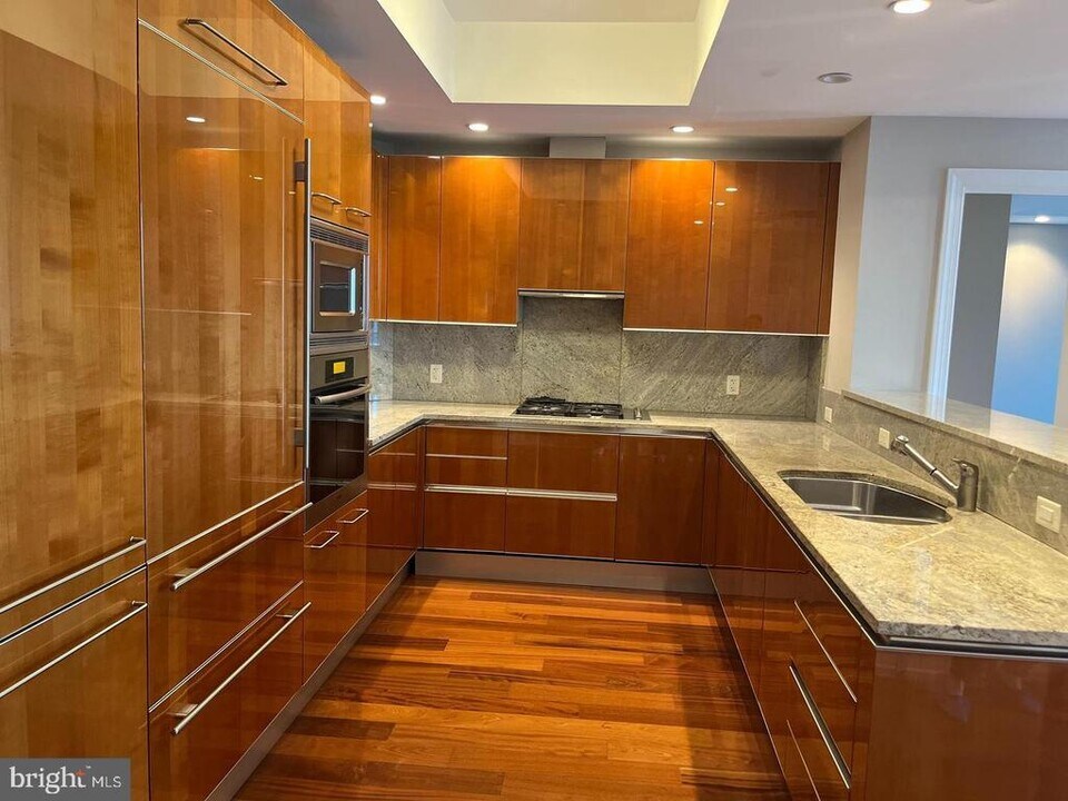 1881 N Nash St in Arlington, VA - Building Photo