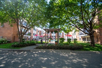 New Orleans Court Apartments and Townhomes in Richfield, MN - Building Photo - Building Photo
