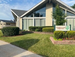 8880 Golf Rd in Des Plaines, IL - Building Photo - Building Photo