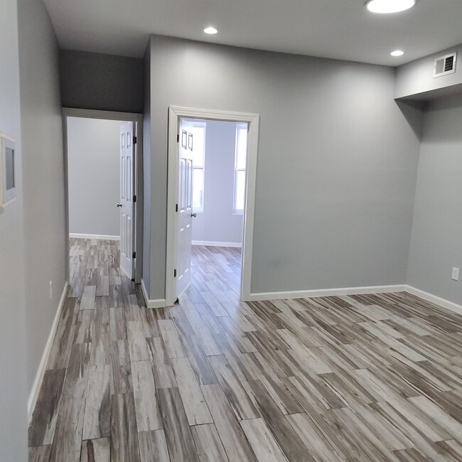 644 Newark Ave in Jersey City, NJ - Building Photo - Building Photo