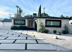 22020 Viscanio in Los Angeles, CA - Building Photo